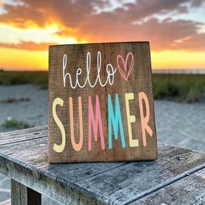 Hello summer sign, summer wood sign, summer decor, summer tiered tray decor, tiered tray decor, summer wood decor, pastel home decor immagine 2