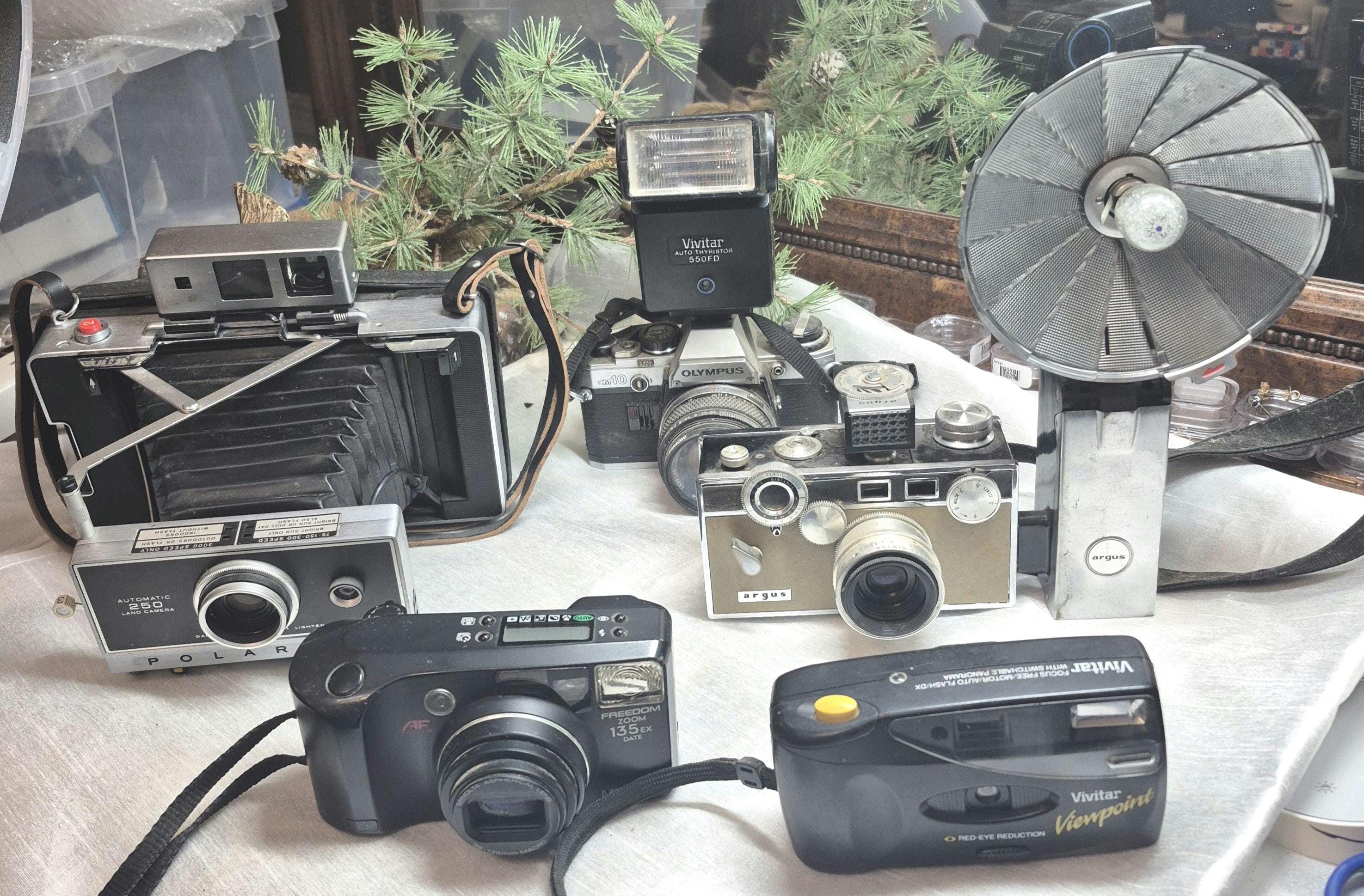 Vintage Cameras Film Camera Photographers Old Film Cameras Antique