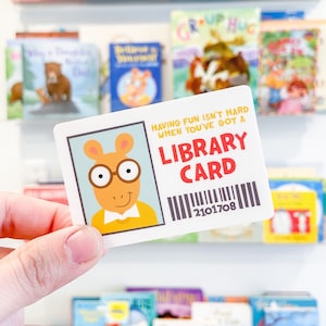Arthur-bibliotheekkaartsticker, PBS-illustratie, plezier hebben is niet moeilijk als je een bibliotheekkaart hebt, waterfles, laptop, dagboek, sticker
