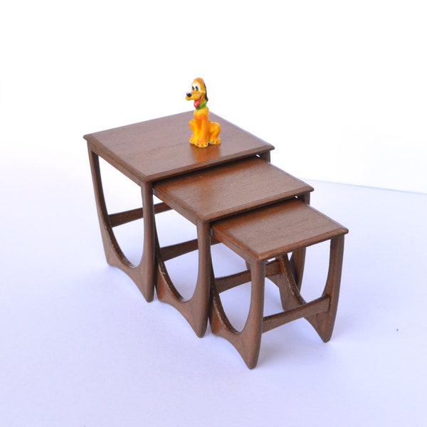 Kit miniature de maison de poupée Nest of Tables des années 1960 1:12