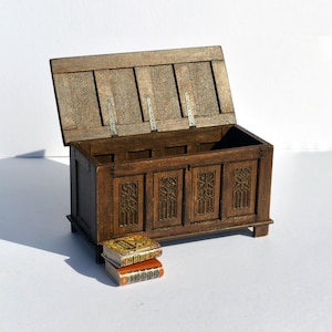 Truhe aus dem 16. Jahrhundert – Puppenhaus-Miniaturbausatz 1:12