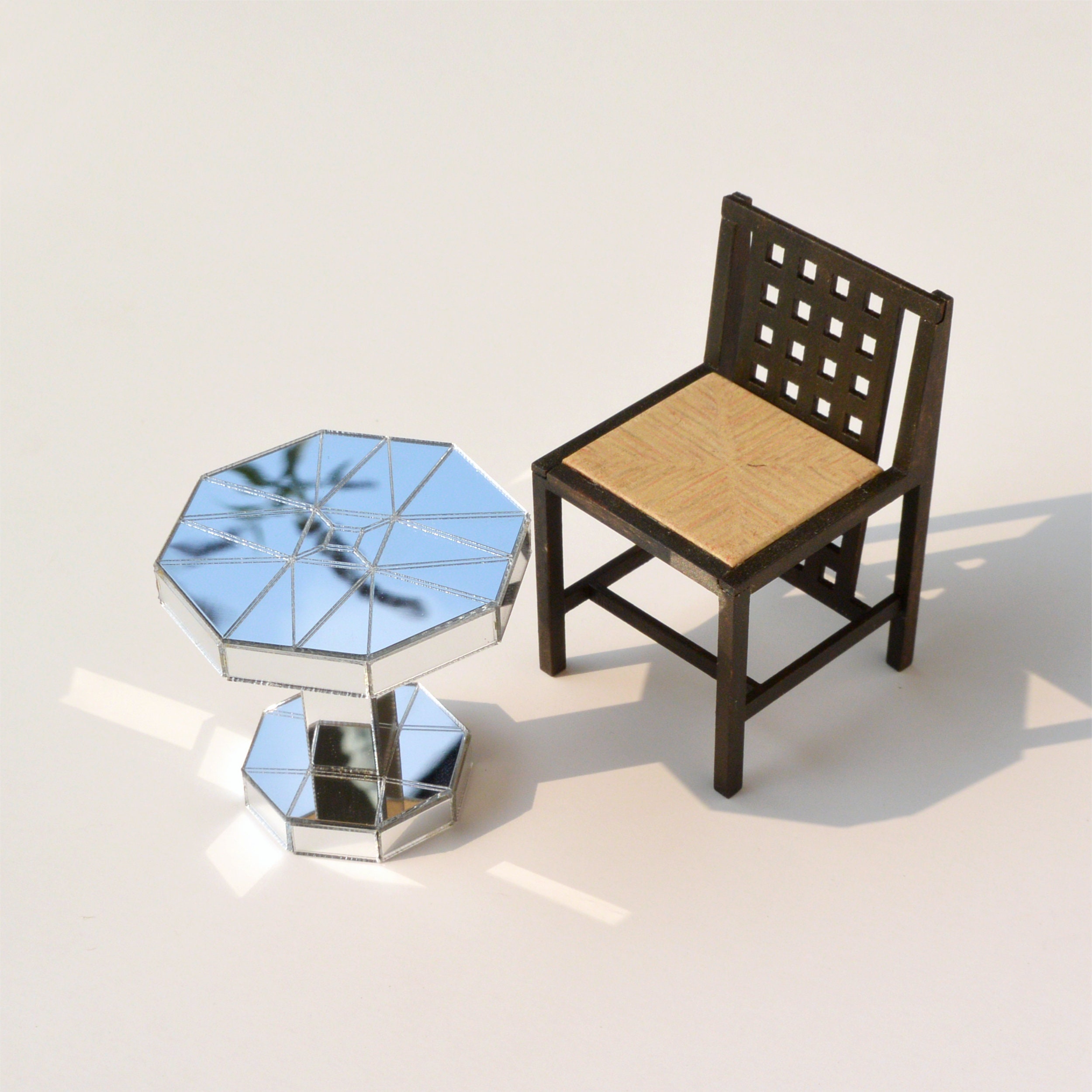 Tavolino Miniature Chinoiserie Dipinto A Mano – Pat Tyler, Scala 1:12, Resina