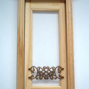 Puede incluir: Un marco de puerta de madera con una reja met&aacute;lica decorativa. El marco est&aacute; hecho de madera sin terminar y tiene un dise&ntilde;o simple. La reja est&aacute; hecha de metal y tiene un dise&ntilde;o decorativo.