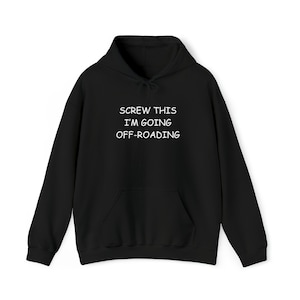 Könnte beinhalten: Schwarzer Kapuzenpullover mit weißem Text, der "Screw this I'm going off-roading" lautet.