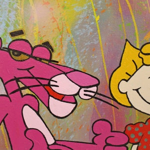 Pu&ograve; includere: Un dipinto vibrante con la Pantera Rosa e una bambina dei cartoni animati con un vestito rosso a pois verdi. La Pantera Rosa &egrave; rosa con un'espressione compiaciuta. Lo sfondo presenta schizzi di vernice colorati.