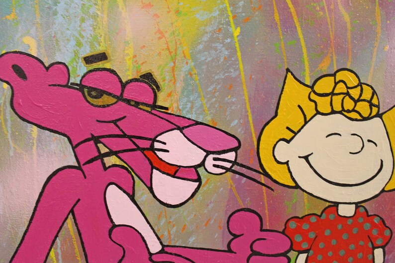 Pu&ograve; includere: Un dipinto vibrante con la Pantera Rosa e una bambina dei cartoni animati con un vestito rosso a pois verdi. La Pantera Rosa &egrave; rosa con un'espressione compiaciuta. Lo sfondo presenta schizzi di vernice colorati.