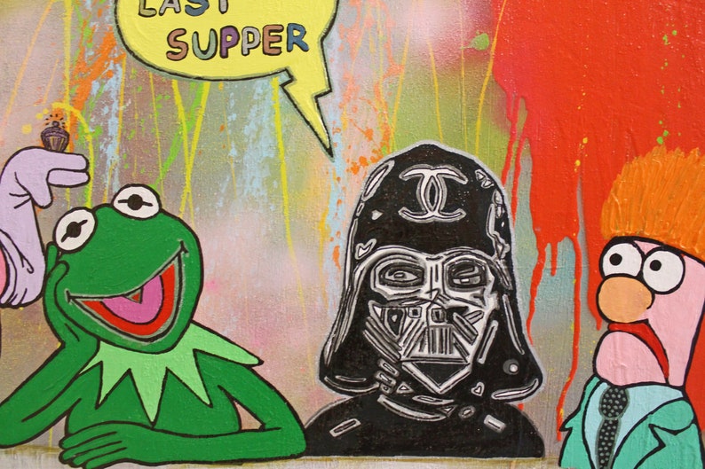 Pu&ograve; includere: Dipinto pop art con Kermit la Rana, Darth Vader e Beaker. Il casco di Darth Vader ha un logo Chanel. Le parole "LAST SUPPER" sono in un fumetto giallo. Lo sfondo presenta schizzi di vernice colorati.