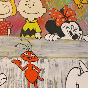 Pu&ograve; includere: Un dipinto colorato con personaggi dei cartoni animati tra cui Charlie Brown, Snoopy, Topolino e Minnie. I personaggi sono dipinti con colori vivaci su uno sfondo strutturato. L'opera d'arte ha un tema stravagante e giocoso.