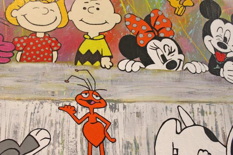 Pu&ograve; includere: Un dipinto colorato con personaggi dei cartoni animati tra cui Charlie Brown, Snoopy, Topolino e Minnie. I personaggi sono dipinti con colori vivaci su uno sfondo strutturato. L'opera d'arte ha un tema stravagante e giocoso.