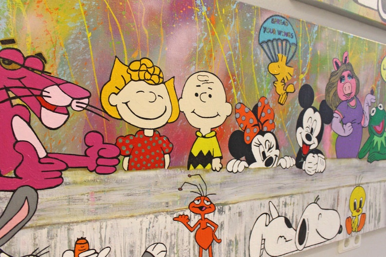 Pu&ograve; includere: Un dipinto colorato con personaggi dei cartoni animati tra cui la Pantera Rosa, Charlie Brown, Snoopy, Topolino e Minnie, e Kermit la Rana. Lo sfondo presenta schizzi di vernice colorati.