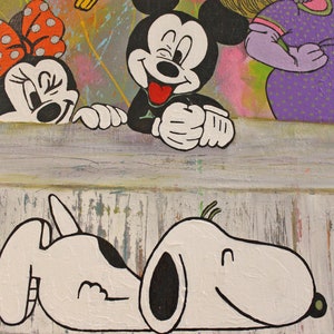 Pu&ograve; includere: Un dipinto colorato con personaggi dei cartoni animati tra cui Minnie, Topolino, Snoopy e Titti. I personaggi sono dipinti con colori vivaci e sono disposti in una composizione giocosa. L'opera d'arte ha uno sfondo strutturato e dipinto.