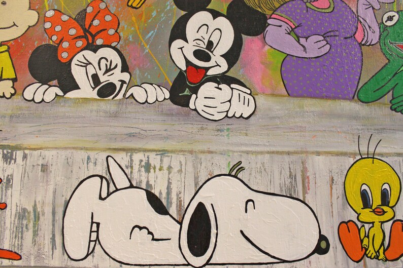 Pu&ograve; includere: Un dipinto colorato con personaggi dei cartoni animati tra cui Minnie, Topolino, Snoopy e Titti. I personaggi sono dipinti con colori vivaci e sono disposti in una composizione giocosa. L'opera d'arte ha uno sfondo strutturato e dipinto.
