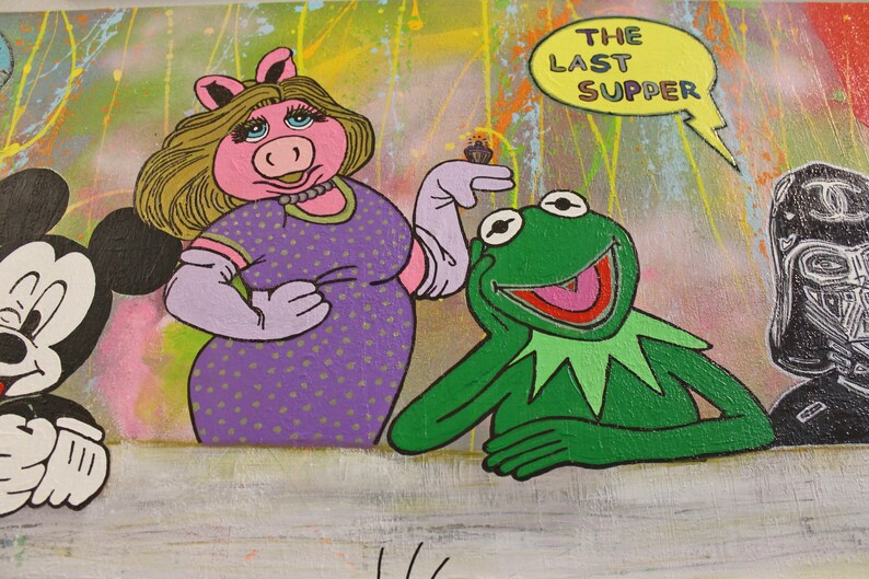 Pu&ograve; includere: Un dipinto colorato con personaggi dei cartoni animati in una parodia dell'Ultima Cena. Miss Piggy e Kermit la Rana sono al centro, con Topolino e Darth Vader ai lati. Il testo "THE LAST SUPPER" &egrave; in un fumetto.