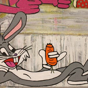 Pu&ograve; includere: Un dipinto a cartoni animati di Bugs Bunny sdraiato che tiene in mano una carota. Il coniglio &egrave; grigio con orecchie rosa e pancia bianca. La carota &egrave; arancione con steli verdi. Lo sfondo &egrave; una superficie strutturata bianco sporco.