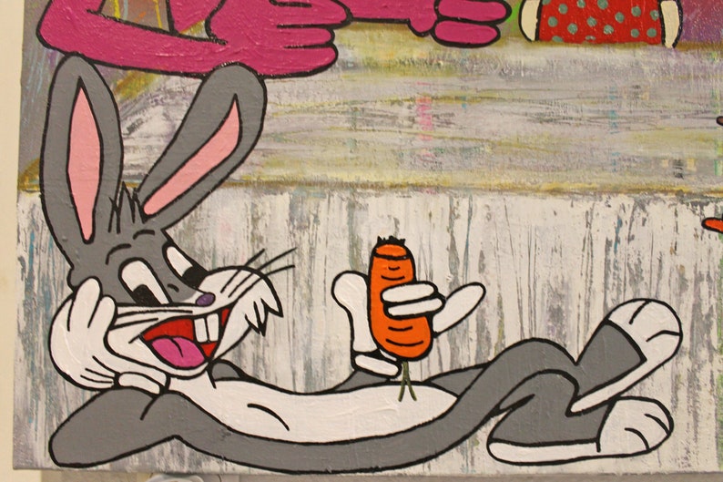 Pu&ograve; includere: Un dipinto a cartoni animati di Bugs Bunny sdraiato che tiene in mano una carota. Il coniglio &egrave; grigio con orecchie rosa e pancia bianca. La carota &egrave; arancione con steli verdi. Lo sfondo &egrave; una superficie strutturata bianco sporco.
