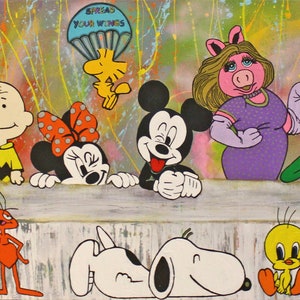 Pu&ograve; includere: Un dipinto pop art che parodia L'Ultima Cena, con personaggi dei cartoni animati come la Pantera Rosa, Bugs Bunny, Topolino e Kermit la Rana. L'opera d'arte ha uno sfondo colorato e macchiato e un tavolo di legno bianco.