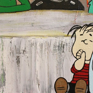 Pu&ograve; includere: Un dipinto con un personaggio dei cartoni animati con una camicia a righe rosse e nere, pantaloni neri e scarpe marroni, che tiene in mano una coperta azzurra. Lo sfondo &egrave; una superficie bianca e grigia strutturata con altri personaggi dei cartoni animati.