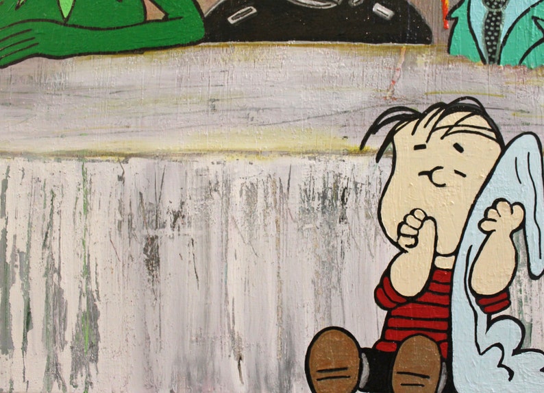 Pu&ograve; includere: Un dipinto con un personaggio dei cartoni animati con una camicia a righe rosse e nere, pantaloni neri e scarpe marroni, che tiene in mano una coperta azzurra. Lo sfondo &egrave; una superficie bianca e grigia strutturata con altri personaggi dei cartoni animati.