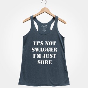 K&ouml;nnte beinhalten: Ein dunkelgraues Tanktop mit dem Aufdruck "It's not swagger I'm just sore" in Wei&szlig;.