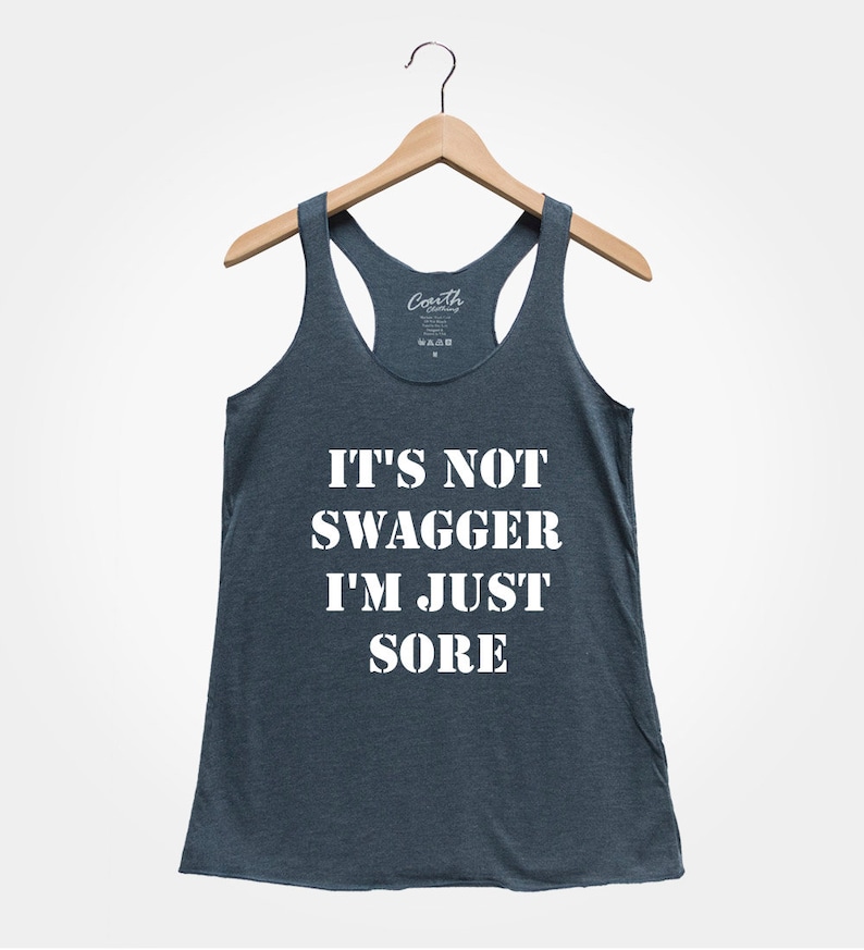 K&ouml;nnte beinhalten: Ein dunkelgraues Tanktop mit dem Aufdruck "It's not swagger I'm just sore" in Wei&szlig;.