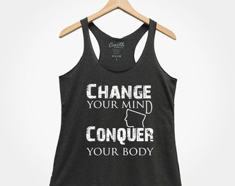 Może przedstawiać: Szary top na ramiączkach z napisem "Change Your Mind Conquer Your Body" w kolorze białym. Tekst jest w stylu vintage i zawiera sylwetkę ludzkiej głowy.