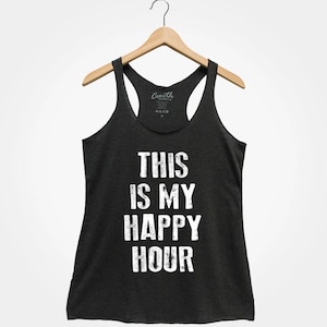Puede incluir: Un top de tirantes gris oscuro con el texto "This is my happy hour" impreso en blanco. El texto tiene un aspecto desgastado y vintage.