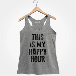 Puede incluir: Camiseta de tirantes gris con el texto "This is my happy hour" impreso en negro.