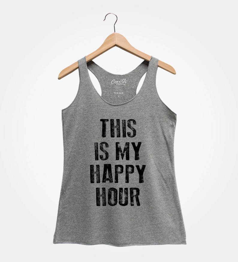 Puede incluir: Camiseta de tirantes gris con el texto "This is my happy hour" impreso en negro.