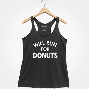 Könnte beinhalten: Ein dunkelgraues Tanktop mit dem Aufdruck "WILL RUN FOR DONUTS" in Weiß.