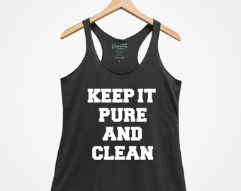 Puede incluir: Un top de tirantes gris oscuro con el texto "KEEP IT PURE AND CLEAN" impreso en blanco.