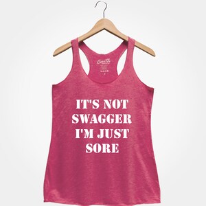 K&ouml;nnte beinhalten: Pinkes Tanktop mit dem Text "It's not swagger I'm just sore" in Wei&szlig;.
