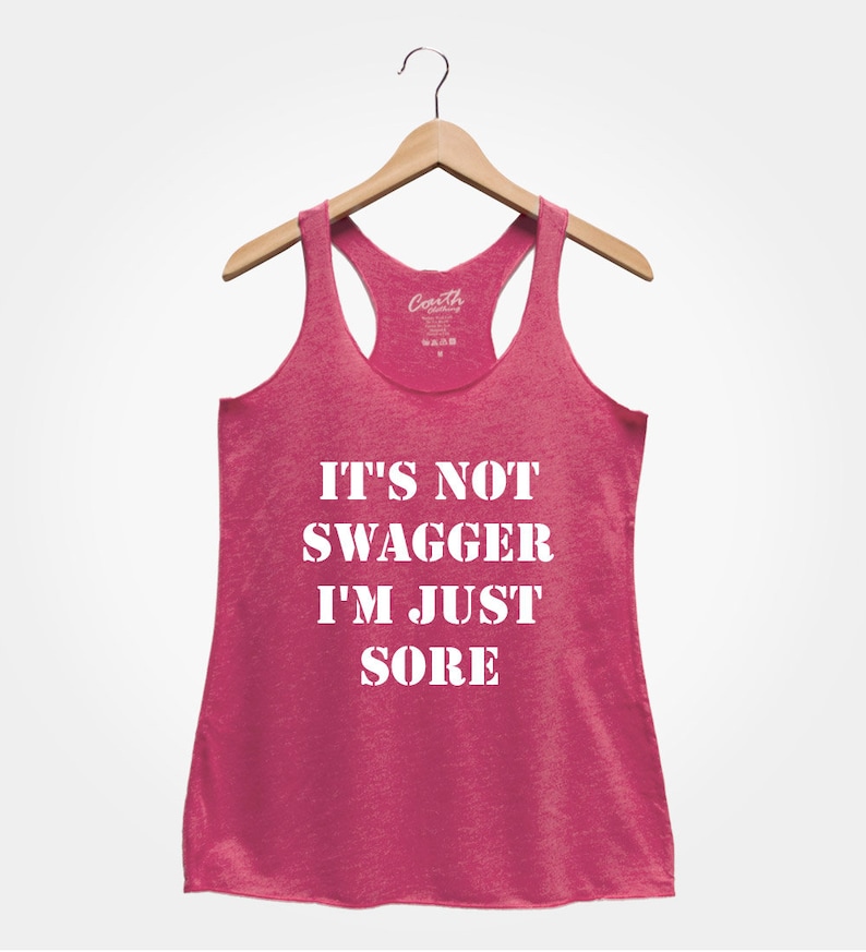 K&ouml;nnte beinhalten: Pinkes Tanktop mit dem Text "It's not swagger I'm just sore" in Wei&szlig;.