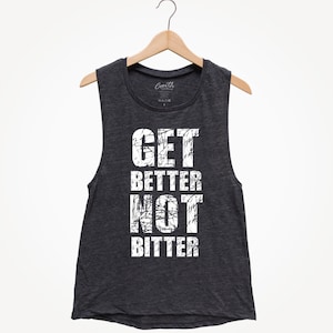 Può includere: Una canotta grigia scura con la scritta "GET BETTER NOT BITTER" stampata in bianco con un effetto vintage.