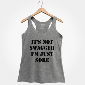 K&ouml;nnte beinhalten: Graues Tanktop mit schwarzem Text, der "Es ist nicht Swag, ich bin nur wund" lautet.