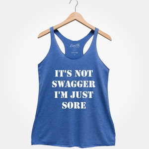 K&ouml;nnte beinhalten: Ein blaues Racerback-Tanktop mit dem Text "It's not swagger I'm just sore" in Wei&szlig;.