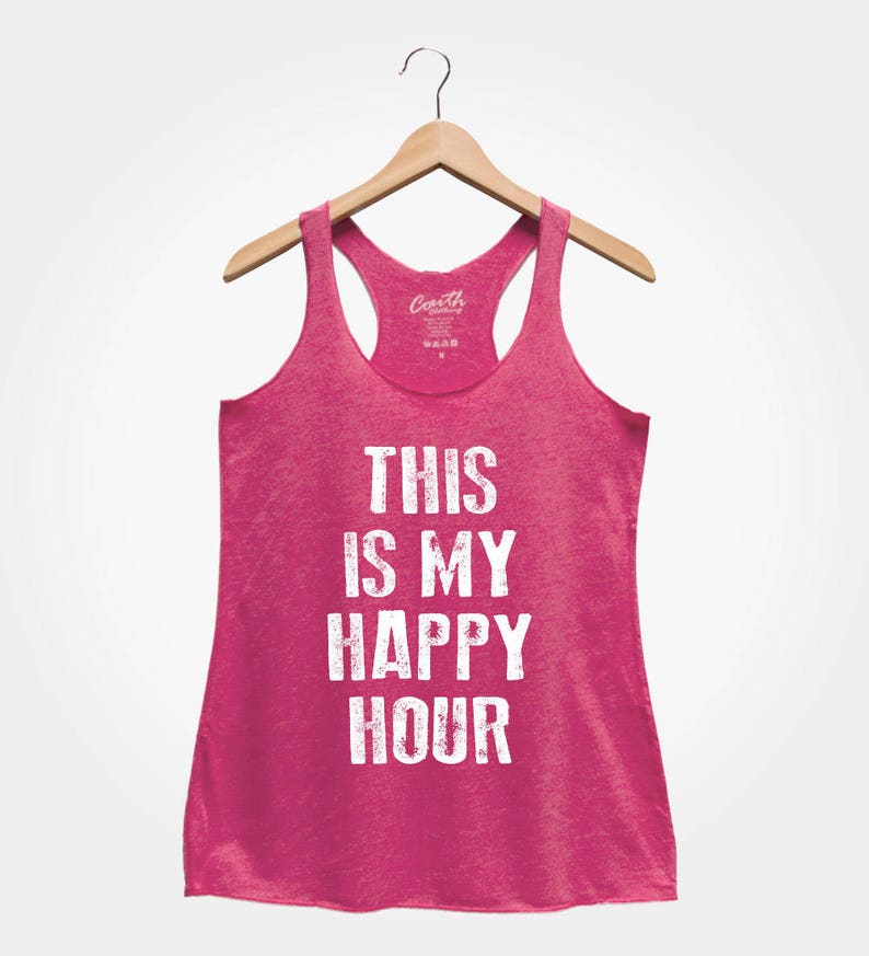 Puede incluir: Camiseta de tirantes rosa con el texto "This is my happy hour" en blanco.