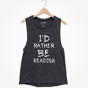以下が含まれることがあります： 白い文字で「I'd rather be reading」とプリントされた、濃いグレーのノースリーブシャツです。