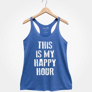 Puede incluir: Un top azul de tirantes con la frase "This is my happy hour" en letras blancas desgastadas.