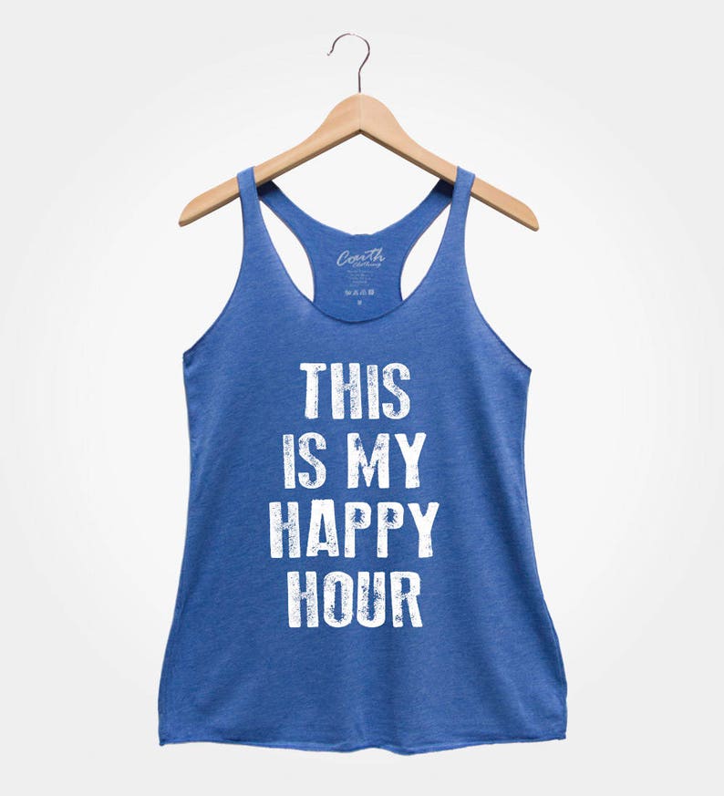 Puede incluir: Un top azul de tirantes con la frase "This is my happy hour" en letras blancas desgastadas.