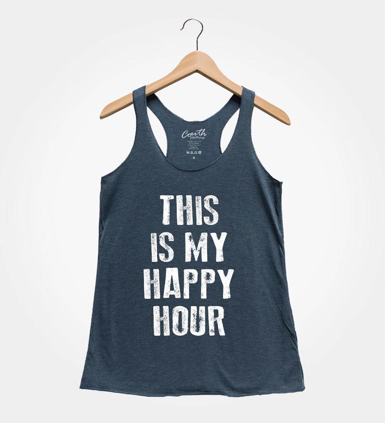 Puede incluir: Un top de tirantes azul oscuro con el texto "This is my happy hour" impreso en blanco en la parte delantera.