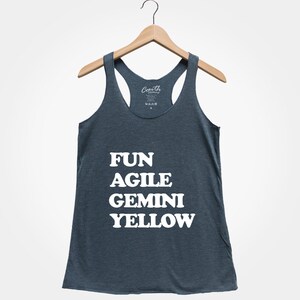 GEMINI Tank Top, damski tank top typu racerback, koszulka zodiakalna, urodzinowy tank top, zabawny tank top, tank top ze znakiem zodiaku, koszulka imprezowa, koszulka osobowościowa