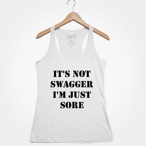 Lustiges Frauen-Fitnessstudio Tank Top: It's Not Swagger, I'm Just Sore Weiß