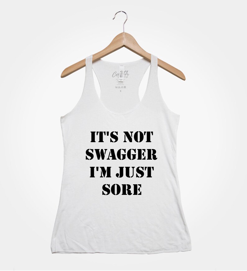 Lustiges Frauen-Fitnessstudio Tank Top: It's Not Swagger, I'm Just Sore Weiß