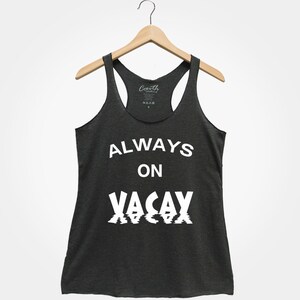 Siempre de vacaciones, camiseta sin mangas para la playa, camiseta sin mangas para las vacaciones, camiseta sin mangas para el verano, camiseta para mujer, camiseta sin mangas divertida, vacaciones