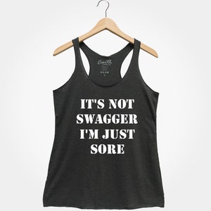 K&ouml;nnte beinhalten: Ein dunkelgraues Tanktop mit dem Text "IT'S NOT SWAGGER I'M JUST SORE" in wei&szlig; gedruckt.