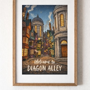 Könnte beinhalten: Ein gerahmtes Kreuzstichmuster mit einer detaillierten Illustration der Winkelgasse. Das Kunstwerk zeigt farbenfrohe Gebäude, Kopfsteinpflasterstraßen und den Text "Welcome to Diagon Alley". Der Rahmen ist aus Holz.
