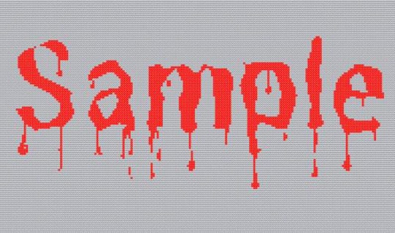 Op de afbeelding: Rode "Sample" tekst met druipend effect op een grijze pixelachtige achtergrond. De tekst lijkt gebreid of kruissteek, waardoor een textuur ontstaat. Het ontwerp heeft een gedurfde, grafische stijl.