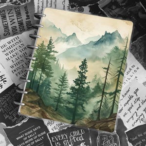 Puede incluir: Un diario con espiral con una pintura de acuarela de un bosque y montañas en tonos verdes y azules. El diario está rodeado de papel rasgado en blanco y negro con citas inspiradoras.