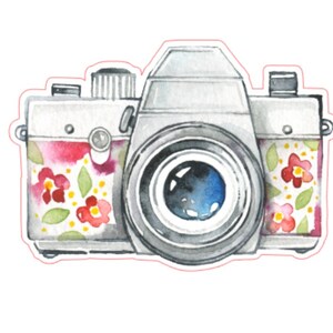 Pu&ograve; includere: Illustrazione ad acquerello di una fotocamera vintage con dettagli floreali. Il corpo macchina &egrave; argento e bianco, con un obiettivo nero e un motivo floreale rosa, rosso e verde. L'immagine &egrave; delineata in rosa.