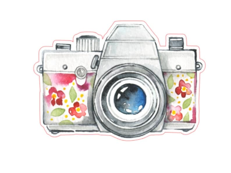 Pu&ograve; includere: Illustrazione ad acquerello di una fotocamera vintage con dettagli floreali. Il corpo macchina &egrave; argento e bianco, con un obiettivo nero e un motivo floreale rosa, rosso e verde. L'immagine &egrave; delineata in rosa.